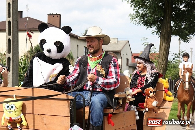 Zdjęcie w galerii na portalu naszraciborz.pl: Długi i barwny korowód dożynkowy w Łańcach wiadomości z regionu
