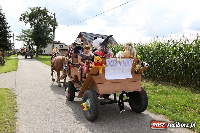 Zdjęcie w galerii na portalu naszraciborz.pl: Długi i barwny korowód dożynkowy w Łańcach wiadomości z regionu