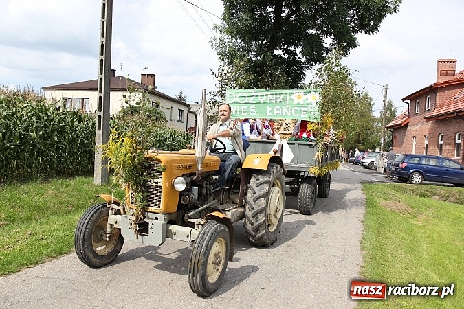 Zdjęcie w galerii na portalu naszraciborz.pl: Długi i barwny korowód dożynkowy w Łańcach wiadomości z regionu