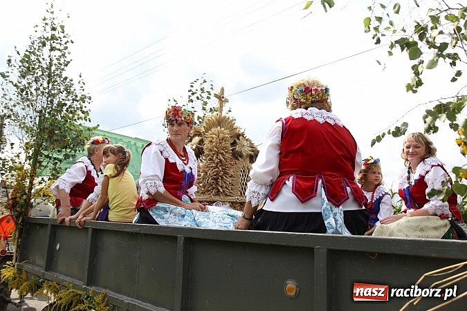 Zdjęcie w galerii na portalu naszraciborz.pl: Długi i barwny korowód dożynkowy w Łańcach wiadomości z regionu