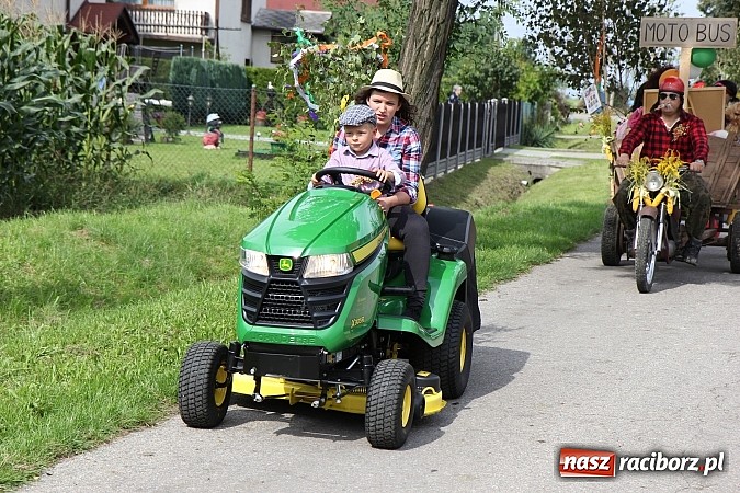 Zdjęcie w galerii na portalu naszraciborz.pl: Długi i barwny korowód dożynkowy w Łańcach wiadomości z regionu
