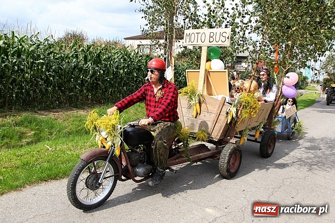 Zdjęcie w galerii na portalu naszraciborz.pl: Długi i barwny korowód dożynkowy w Łańcach wiadomości z regionu