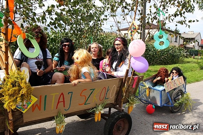 Zdjęcie w galerii na portalu naszraciborz.pl: Długi i barwny korowód dożynkowy w Łańcach wiadomości z regionu