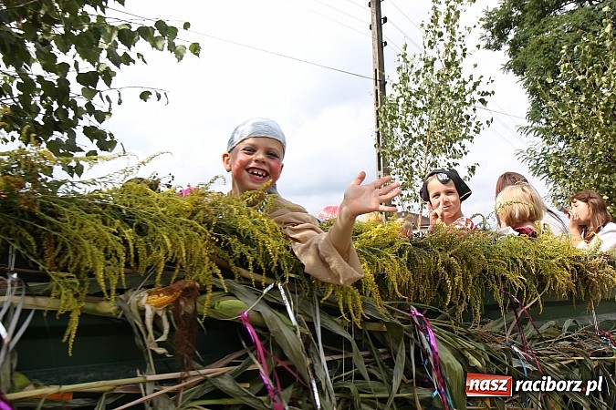 Zdjęcie w galerii na portalu naszraciborz.pl: Długi i barwny korowód dożynkowy w Łańcach wiadomości z regionu