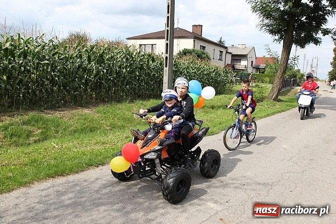 Zdjęcie w galerii na portalu naszraciborz.pl: Długi i barwny korowód dożynkowy w Łańcach wiadomości z regionu