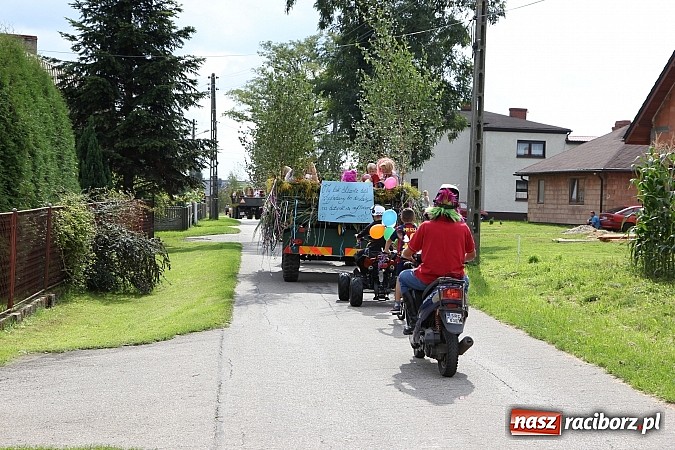 Zdjęcie w galerii na portalu naszraciborz.pl: Długi i barwny korowód dożynkowy w Łańcach wiadomości z regionu