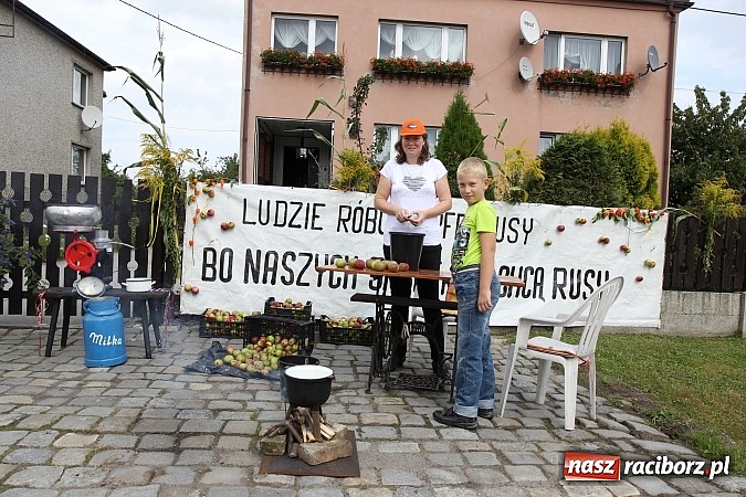 Zdjęcie w galerii na portalu naszraciborz.pl: Długi i barwny korowód dożynkowy w Łańcach wiadomości z regionu