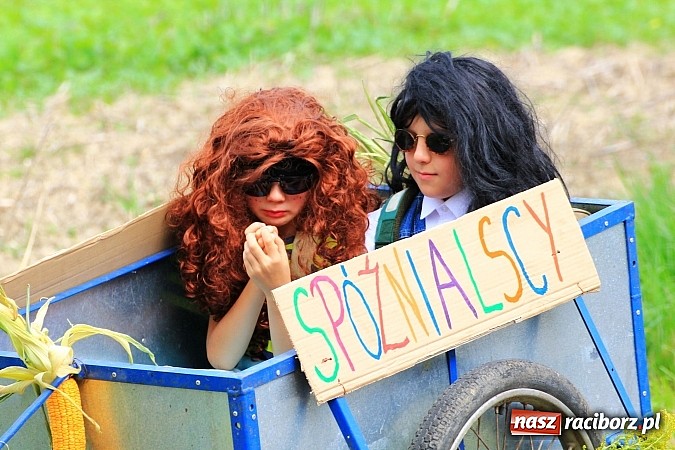 Zdjęcie w galerii na portalu naszraciborz.pl: Długi i barwny korowód dożynkowy w Łańcach wiadomości z regionu