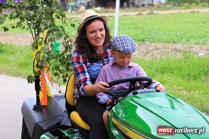 Zdjęcie w galerii na portalu naszraciborz.pl: Długi i barwny korowód dożynkowy w Łańcach wiadomości z regionu