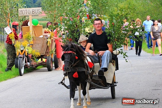 Zdjęcie w galerii na portalu naszraciborz.pl: Długi i barwny korowód dożynkowy w Łańcach wiadomości z regionu