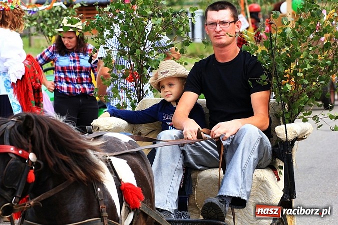 Zdjęcie w galerii na portalu naszraciborz.pl: Długi i barwny korowód dożynkowy w Łańcach wiadomości z regionu
