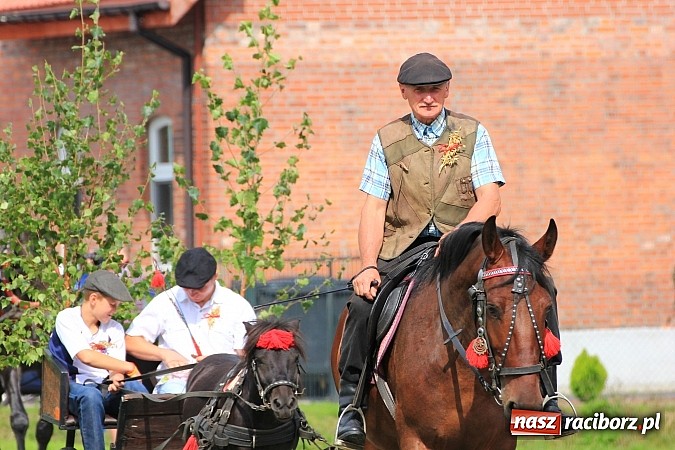 Zdjęcie w galerii na portalu naszraciborz.pl: Długi i barwny korowód dożynkowy w Łańcach wiadomości z regionu