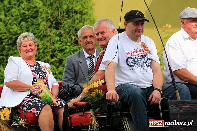 Zdjęcie w galerii na portalu naszraciborz.pl: Długi i barwny korowód dożynkowy w Łańcach wiadomości z regionu