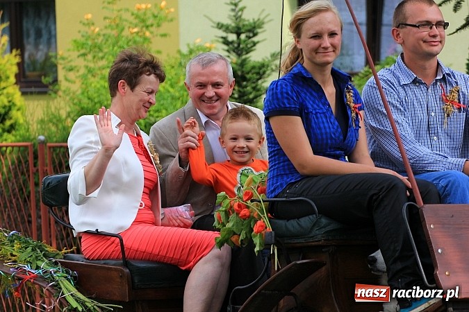 Zdjęcie w galerii na portalu naszraciborz.pl: Długi i barwny korowód dożynkowy w Łańcach wiadomości z regionu
