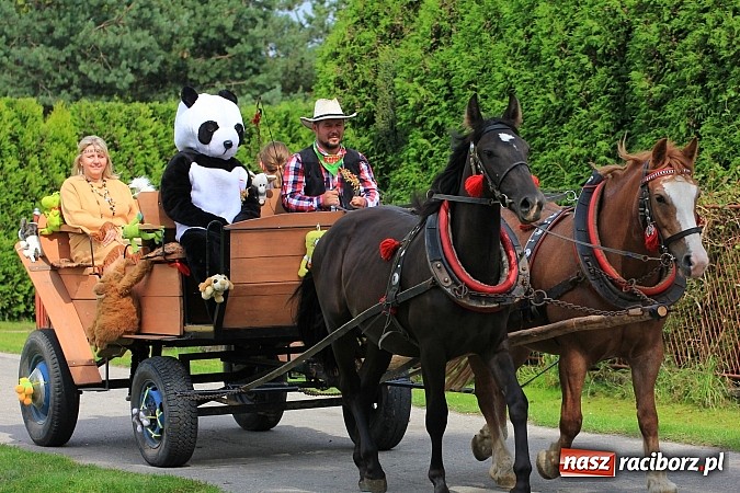 Zdjęcie w galerii na portalu naszraciborz.pl: Długi i barwny korowód dożynkowy w Łańcach wiadomości z regionu