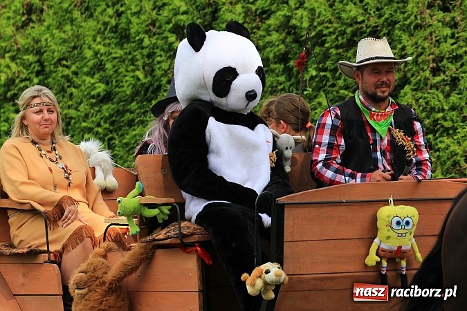 Zdjęcie w galerii na portalu naszraciborz.pl: Długi i barwny korowód dożynkowy w Łańcach wiadomości z regionu