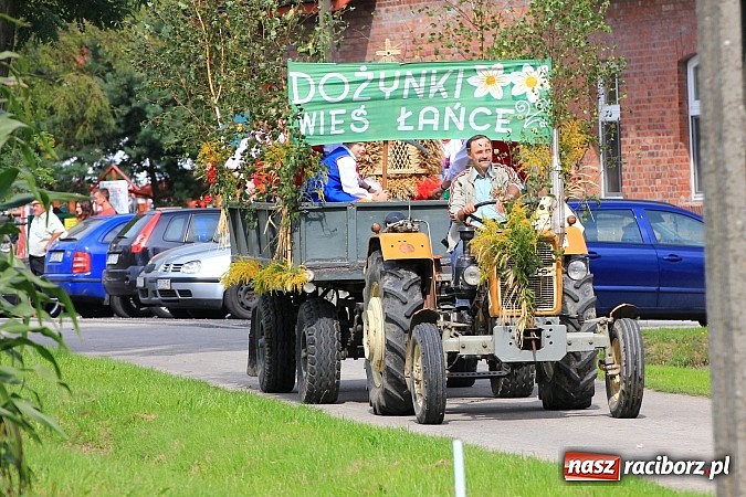 Zdjęcie w galerii na portalu naszraciborz.pl: Długi i barwny korowód dożynkowy w Łańcach wiadomości z regionu