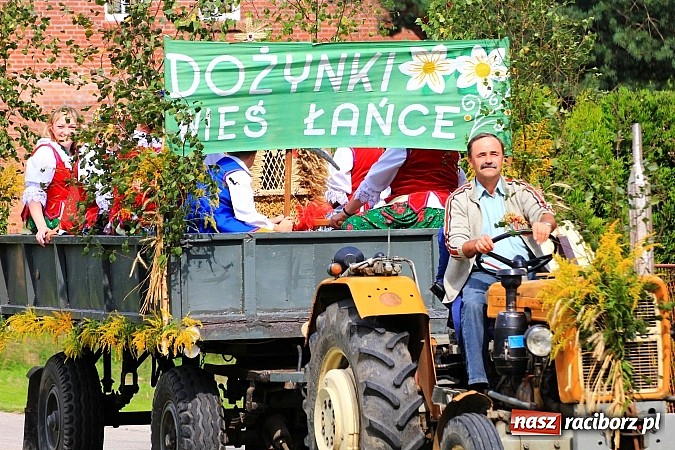 Zdjęcie w galerii na portalu naszraciborz.pl: Długi i barwny korowód dożynkowy w Łańcach wiadomości z regionu