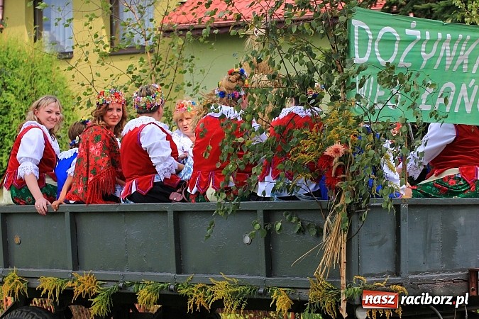 Zdjęcie w galerii na portalu naszraciborz.pl: Długi i barwny korowód dożynkowy w Łańcach wiadomości z regionu