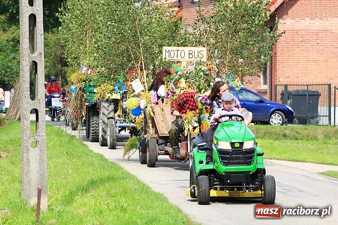 Zdjęcie w galerii na portalu naszraciborz.pl: Długi i barwny korowód dożynkowy w Łańcach wiadomości z regionu