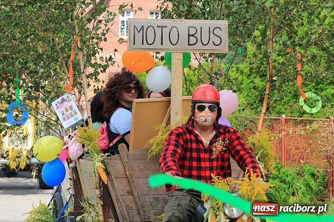 Zdjęcie w galerii na portalu naszraciborz.pl: Długi i barwny korowód dożynkowy w Łańcach wiadomości z regionu