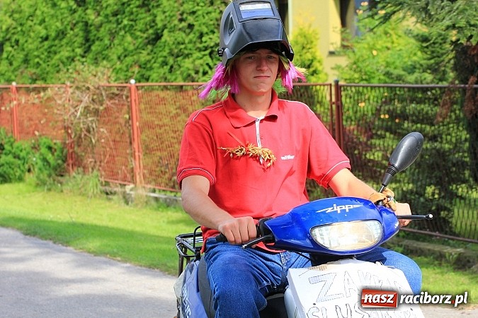 Zdjęcie w galerii na portalu naszraciborz.pl: Długi i barwny korowód dożynkowy w Łańcach wiadomości z regionu