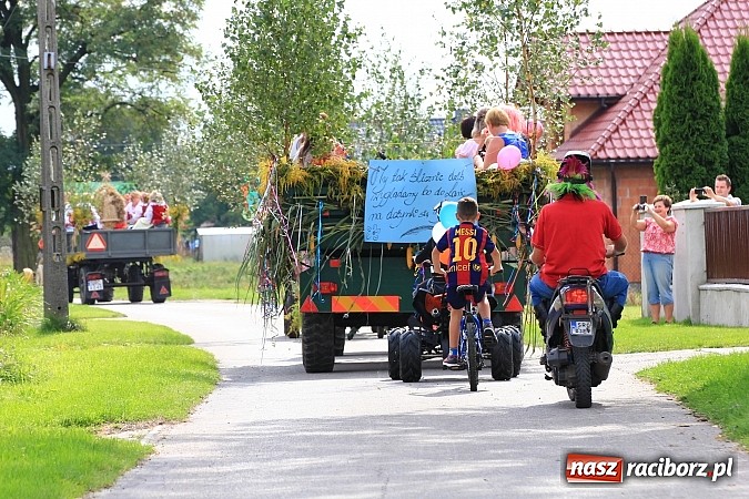 Zdjęcie w galerii na portalu naszraciborz.pl: Długi i barwny korowód dożynkowy w Łańcach wiadomości z regionu