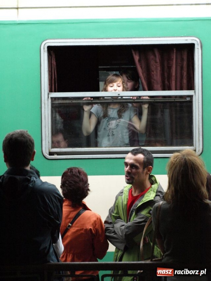 Zdjęcie w galerii na portalu naszraciborz.pl: Wyjechał pierwszy turnus do Pleśnej wiadomości z regionu