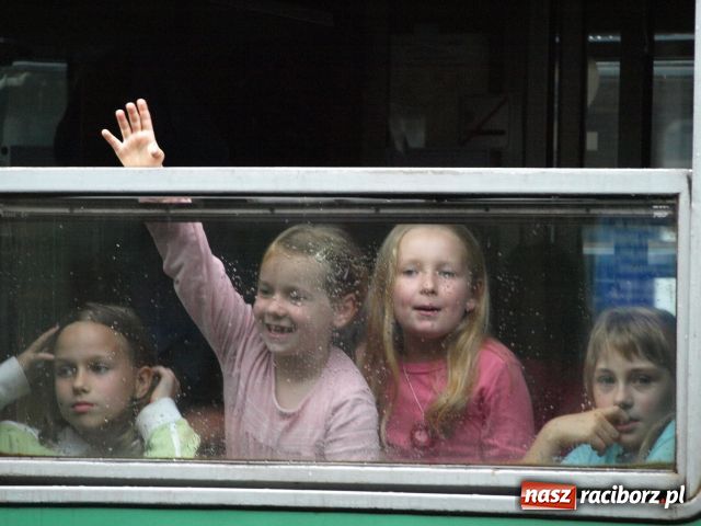 Zdjęcie w galerii na portalu naszraciborz.pl: Wyjechał pierwszy turnus do Pleśnej wiadomości z regionu