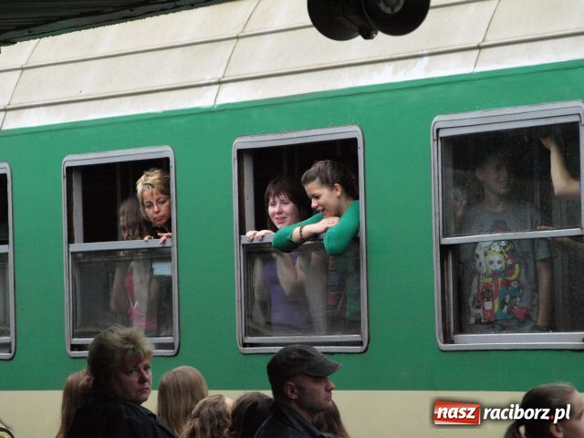 Zdjęcie w galerii na portalu naszraciborz.pl: Wyjechał pierwszy turnus do Pleśnej wiadomości z regionu