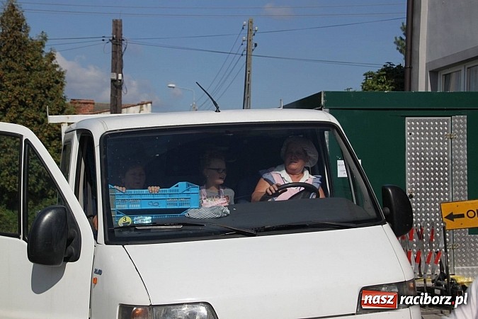 Zdjęcie w galerii na portalu naszraciborz.pl: Harnaś w koloratce i jego weseli parafianie, czyli wojnowickie dożynki 2014 wiadomości z regionu