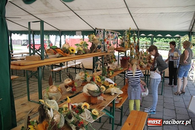 Zdjęcie w galerii na portalu naszraciborz.pl: Harnaś w koloratce i jego weseli parafianie, czyli wojnowickie dożynki 2014 wiadomości z regionu