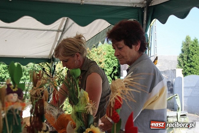 Zdjęcie w galerii na portalu naszraciborz.pl: Harnaś w koloratce i jego weseli parafianie, czyli wojnowickie dożynki 2014 wiadomości z regionu