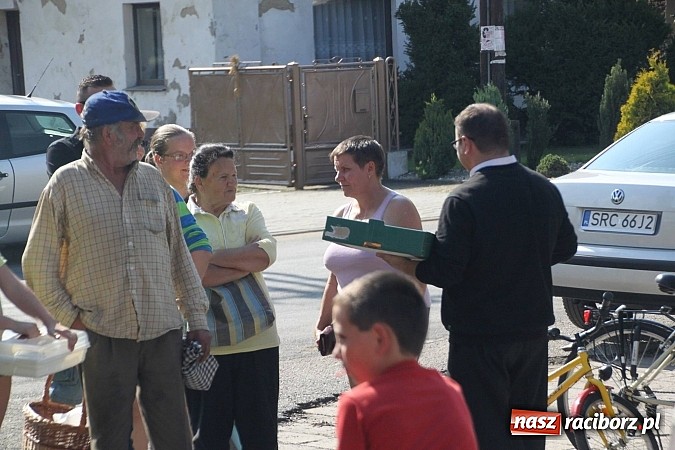 Zdjęcie w galerii na portalu naszraciborz.pl: Harnaś w koloratce i jego weseli parafianie, czyli wojnowickie dożynki 2014 wiadomości z regionu