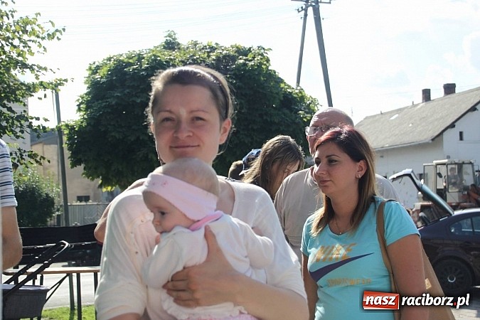 Zdjęcie w galerii na portalu naszraciborz.pl: Harnaś w koloratce i jego weseli parafianie, czyli wojnowickie dożynki 2014 wiadomości z regionu