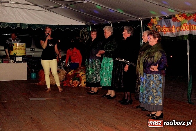 Zdjęcie w galerii na portalu naszraciborz.pl: Harnaś w koloratce i jego weseli parafianie, czyli wojnowickie dożynki 2014 wiadomości z regionu