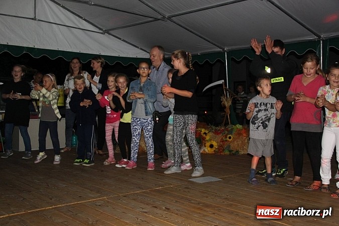 Zdjęcie w galerii na portalu naszraciborz.pl: Harnaś w koloratce i jego weseli parafianie, czyli wojnowickie dożynki 2014 wiadomości z regionu