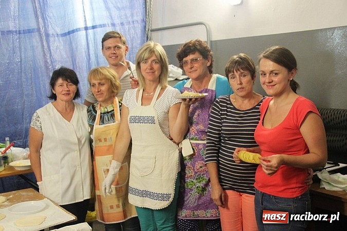 Zdjęcie w galerii na portalu naszraciborz.pl: Harnaś w koloratce i jego weseli parafianie, czyli wojnowickie dożynki 2014 wiadomości z regionu