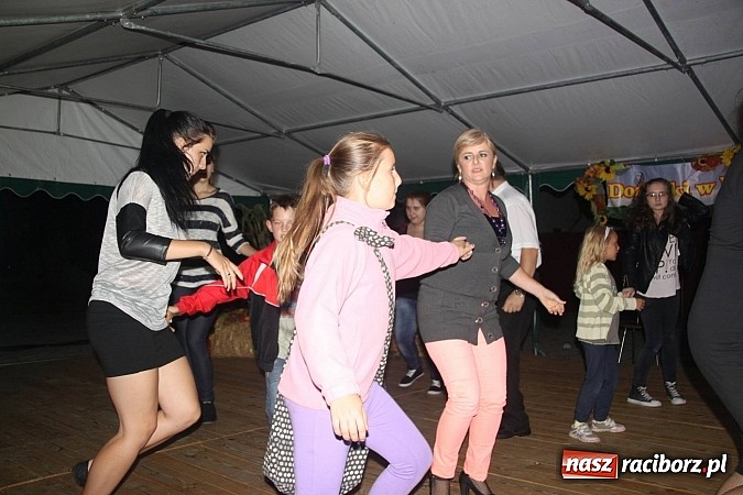 Zdjęcie w galerii na portalu naszraciborz.pl: Harnaś w koloratce i jego weseli parafianie, czyli wojnowickie dożynki 2014 wiadomości z regionu