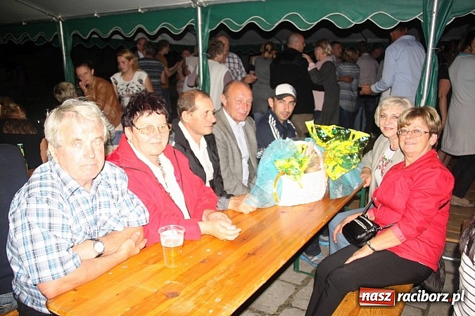 Zdjęcie w galerii na portalu naszraciborz.pl: Harnaś w koloratce i jego weseli parafianie, czyli wojnowickie dożynki 2014 wiadomości z regionu