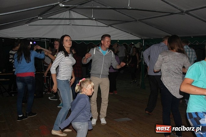 Zdjęcie w galerii na portalu naszraciborz.pl: Harnaś w koloratce i jego weseli parafianie, czyli wojnowickie dożynki 2014 wiadomości z regionu