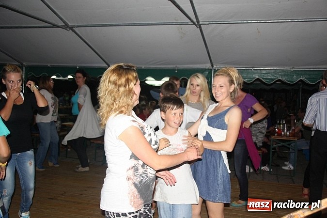 Zdjęcie w galerii na portalu naszraciborz.pl: Harnaś w koloratce i jego weseli parafianie, czyli wojnowickie dożynki 2014 wiadomości z regionu