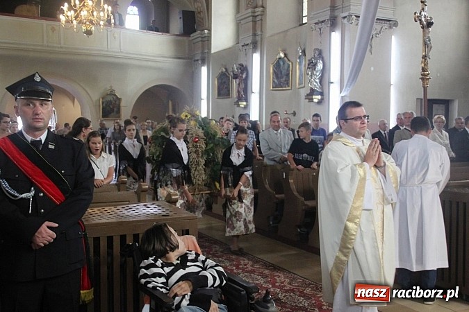 Zdjęcie w galerii na portalu naszraciborz.pl: Harnaś w koloratce i jego weseli parafianie, czyli wojnowickie dożynki 2014 wiadomości z regionu