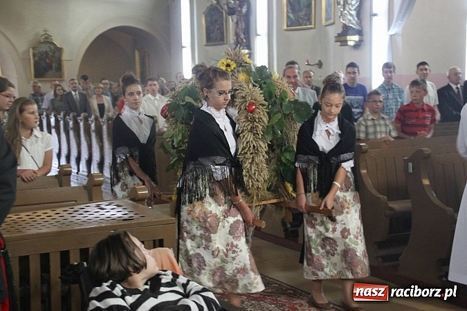 Zdjęcie w galerii na portalu naszraciborz.pl: Harnaś w koloratce i jego weseli parafianie, czyli wojnowickie dożynki 2014 wiadomości z regionu
