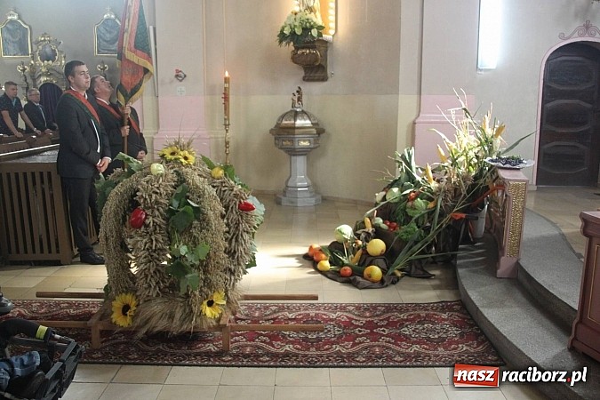 Zdjęcie w galerii na portalu naszraciborz.pl: Harnaś w koloratce i jego weseli parafianie, czyli wojnowickie dożynki 2014 wiadomości z regionu