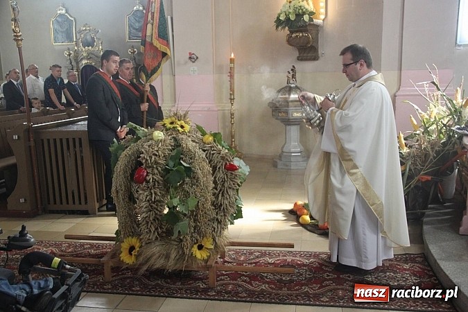 Zdjęcie w galerii na portalu naszraciborz.pl: Harnaś w koloratce i jego weseli parafianie, czyli wojnowickie dożynki 2014 wiadomości z regionu