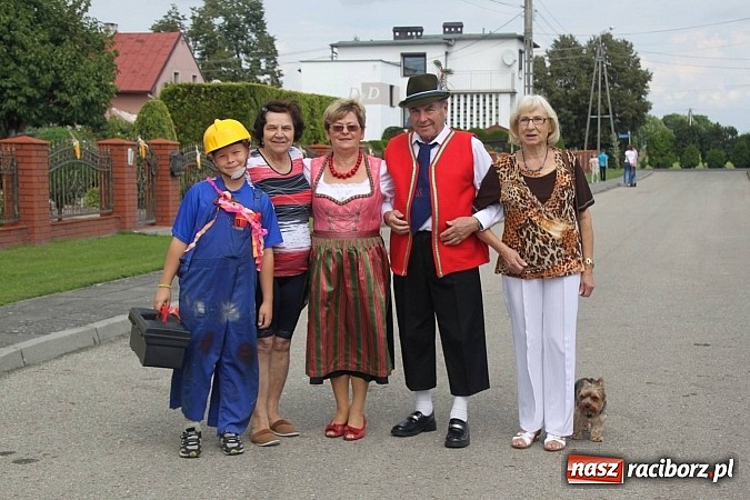 Zdjęcie w galerii na portalu naszraciborz.pl: Harnaś w koloratce i jego weseli parafianie, czyli wojnowickie dożynki 2014 wiadomości z regionu