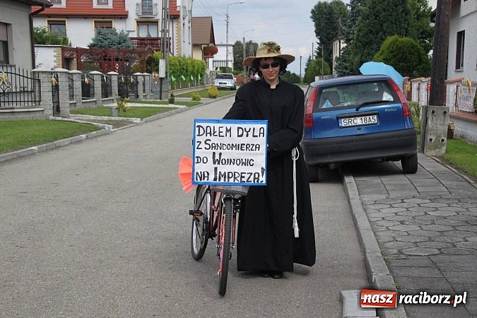 Zdjęcie w galerii na portalu naszraciborz.pl: Harnaś w koloratce i jego weseli parafianie, czyli wojnowickie dożynki 2014 wiadomości z regionu