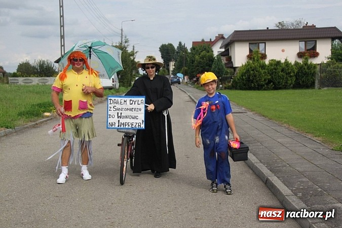 Zdjęcie w galerii na portalu naszraciborz.pl: Harnaś w koloratce i jego weseli parafianie, czyli wojnowickie dożynki 2014 wiadomości z regionu