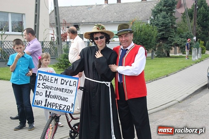 Zdjęcie w galerii na portalu naszraciborz.pl: Harnaś w koloratce i jego weseli parafianie, czyli wojnowickie dożynki 2014 wiadomości z regionu